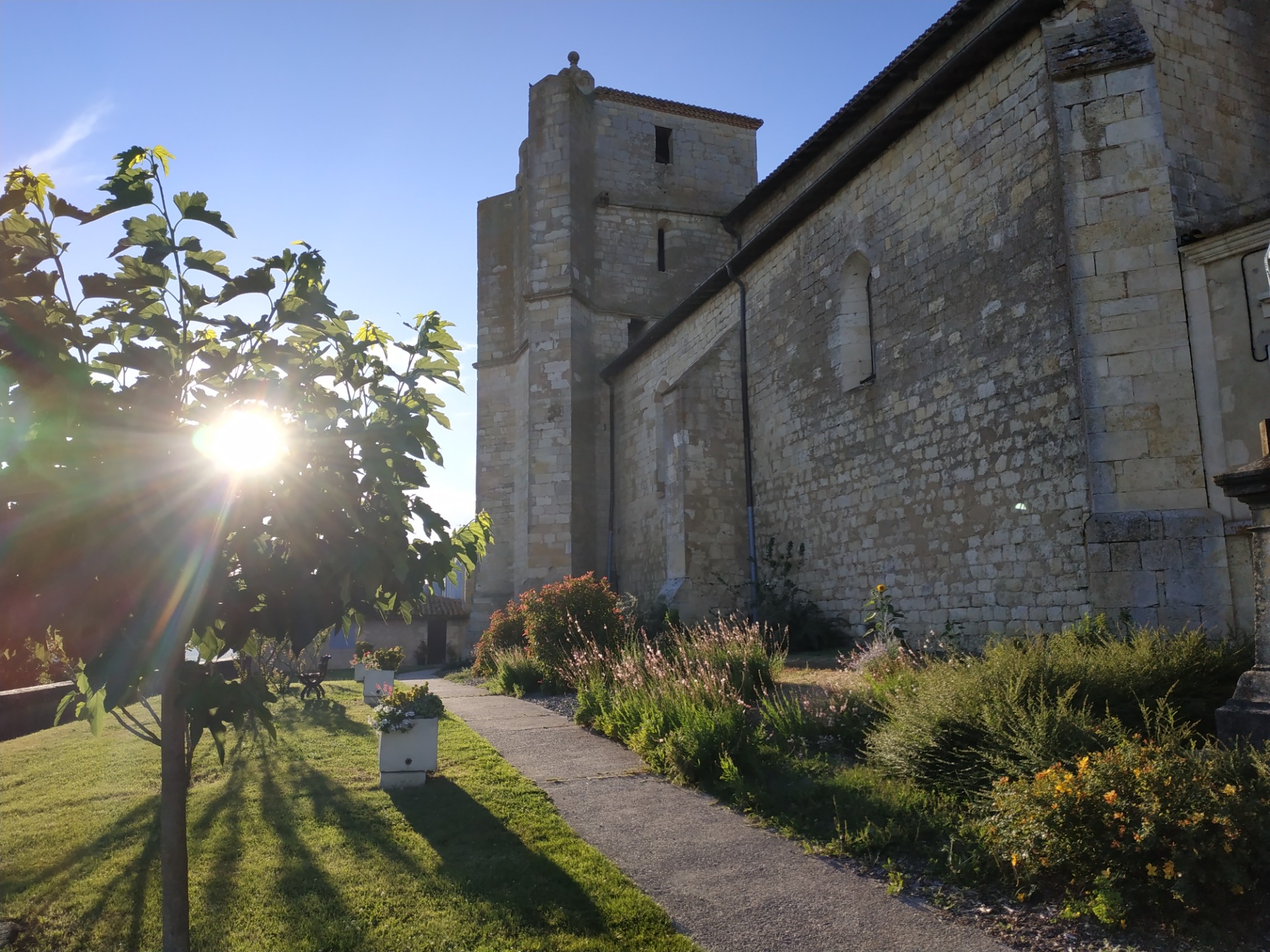 eglise-gite-au-jardin-miradoux.jpg